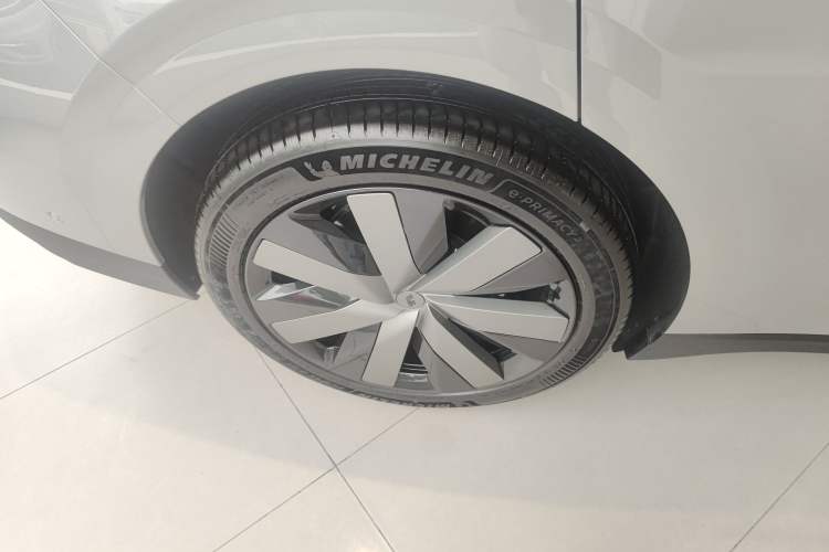 Used Li Auto i6 2025 Model Four-Wheel-Drive Standard Type Right Rear Wheel Hub