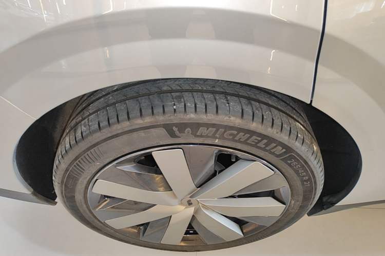 Used Li Auto i6 2025 Model Four-Wheel-Drive Standard Type Right Rear Wheel Hub