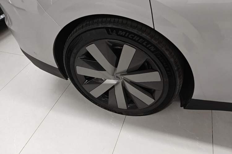 Used Li Auto i6 2025 Model Two-Wheel-Drive Standard Type Right Rear Wheel Hub