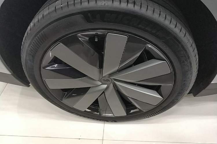 Used Li Auto i6 2025 Model Four-Wheel-Drive Standard Type Right Rear Wheel Hub