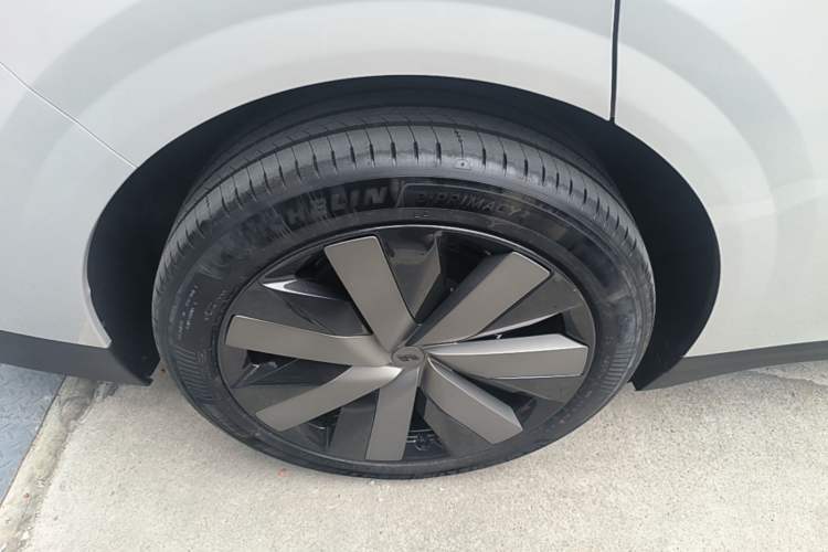 Used Li Auto i6 2025 Model Two-Wheel-Drive Standard Type Right Rear Wheel Hub