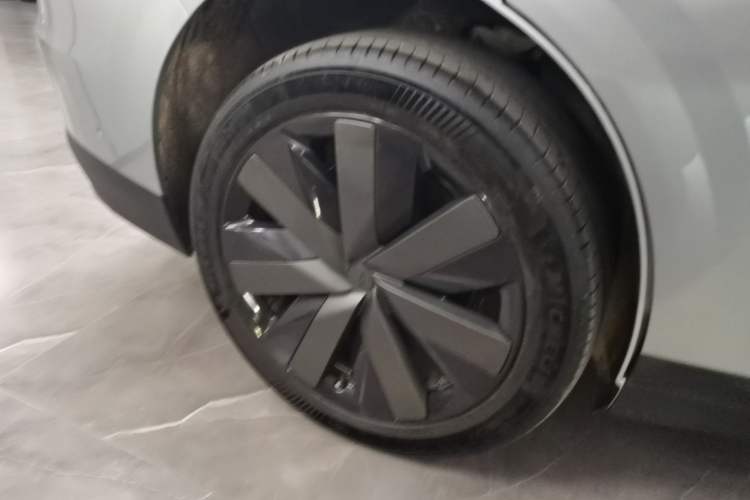 Used Li Auto i6 2025 Model Four-Wheel-Drive Standard Type Right Rear Wheel Hub