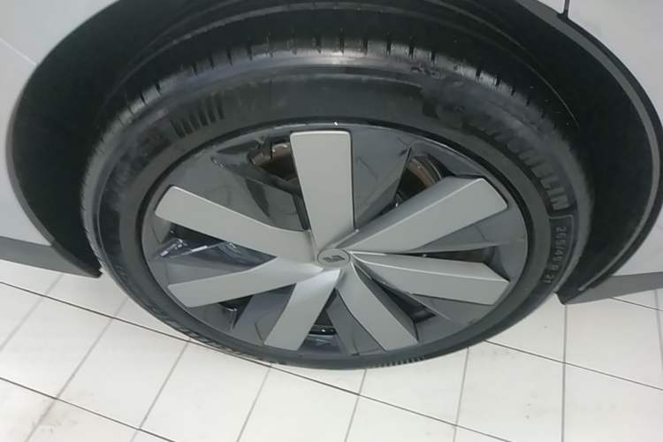 Used Li Auto i6 2025 Model Four-Wheel-Drive Standard Type Right Rear Wheel Hub