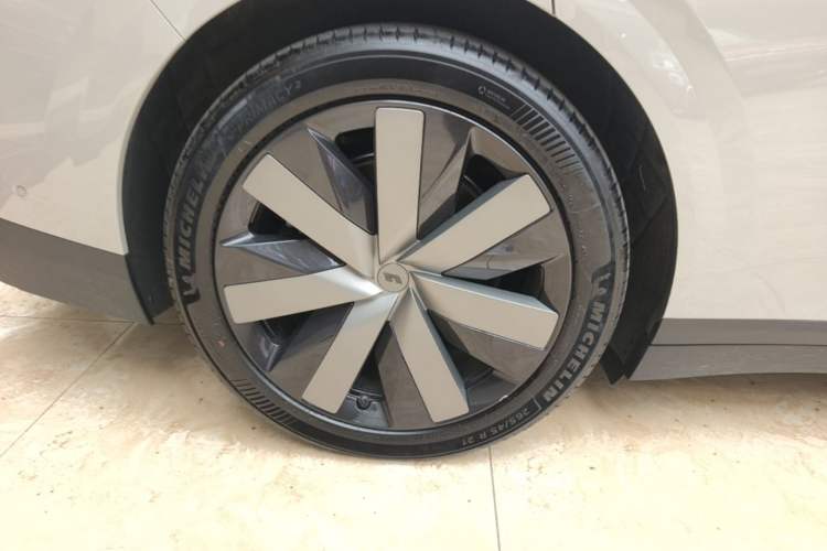 Used Li Auto i6 2025 Model Four-Wheel-Drive Standard Type Right Rear Wheel Hub