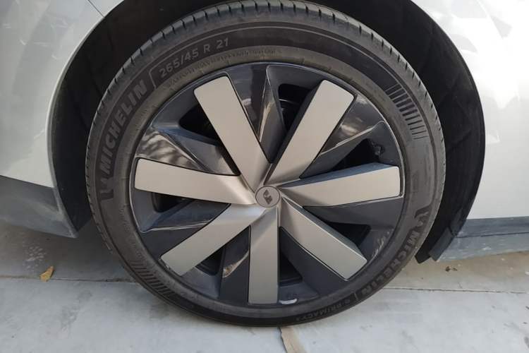 Used Li Auto i6 2025 Model Four-Wheel-Drive Standard Type Right Rear Wheel Hub