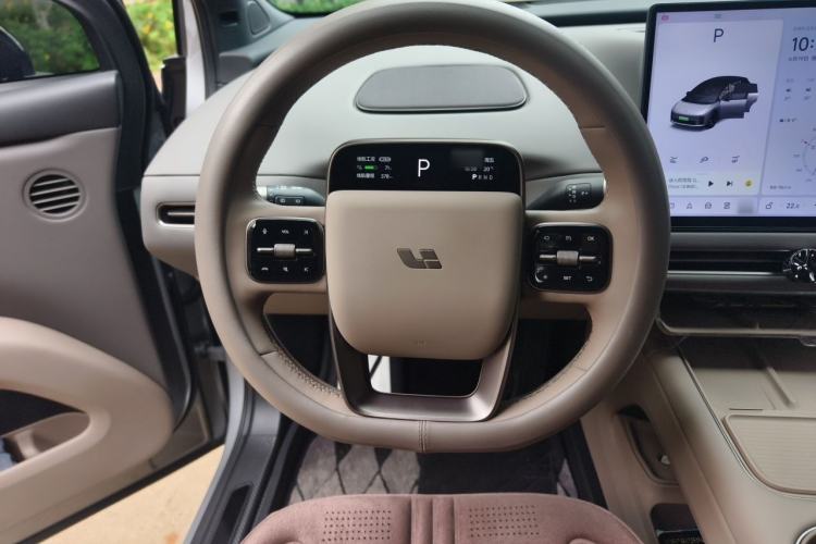 Used Li Auto i6 2025 Model Four-Wheel-Drive Standard Type Steering Wheel