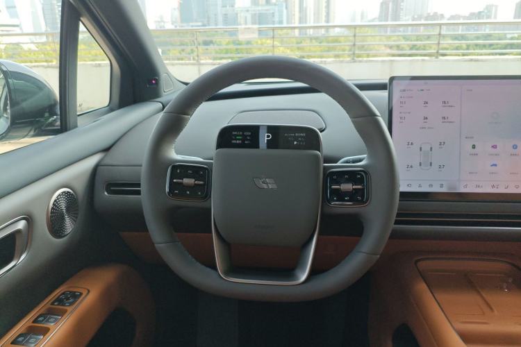 Used Li Auto i6 2025 Model Four-Wheel-Drive Standard Type Steering Wheel