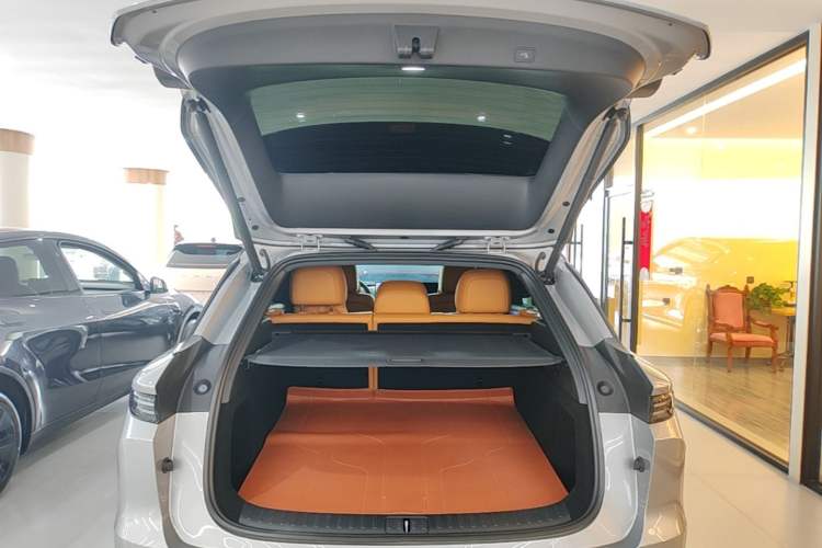 Used Li Auto i6 2025 Model Four-Wheel-Drive Standard Type Trunk