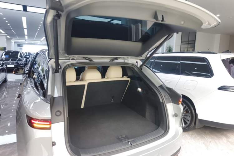 Used Li Auto i6 2025 Model Four-Wheel-Drive Standard Type Trunk