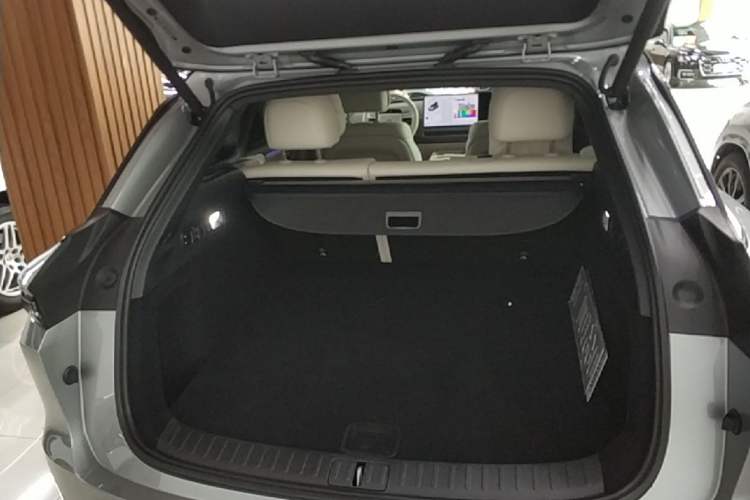 Used Li Auto i6 2025 Model Four-Wheel-Drive Standard Type Trunk