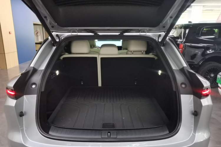 Used Li Auto i6 2025 Model Four-Wheel-Drive Standard Type Trunk
