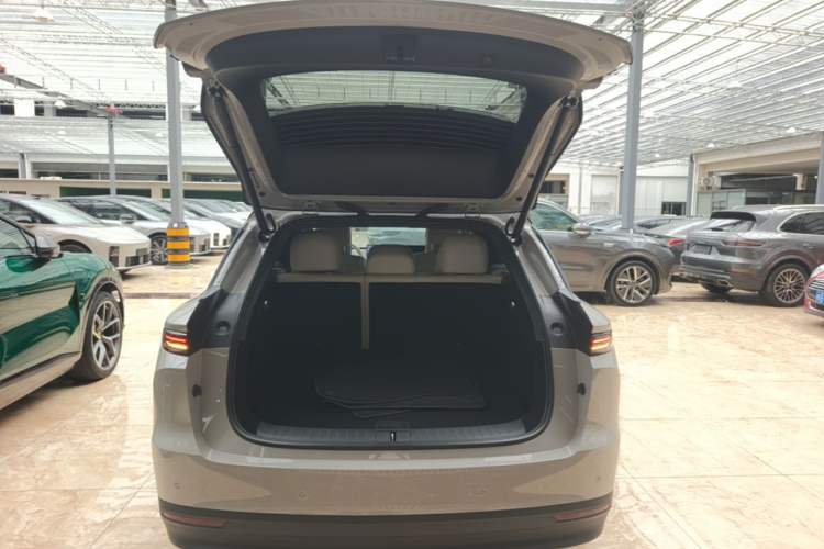 Used Li Auto i6 2025 Model Four-Wheel-Drive Standard Type Trunk
