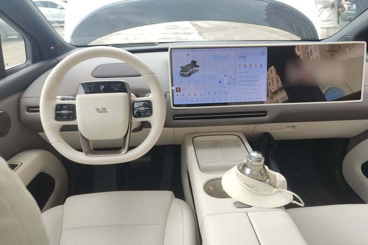 Used Li Auto i6 2025 Model Two-Wheel-Drive Standard Type Center Console