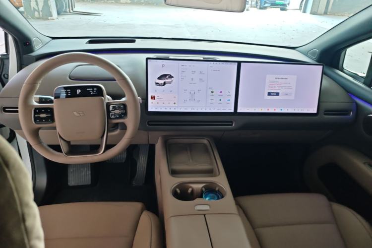 Used Li Auto i6 2025 Model Two-Wheel-Drive Standard Type Center Console