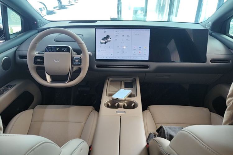 Used Li Auto i6 2025 Model Two-Wheel-Drive Standard Type Center Console