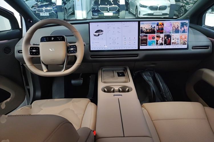 Used Li Auto i6 2025 Model Two-Wheel-Drive Standard Type Center Console