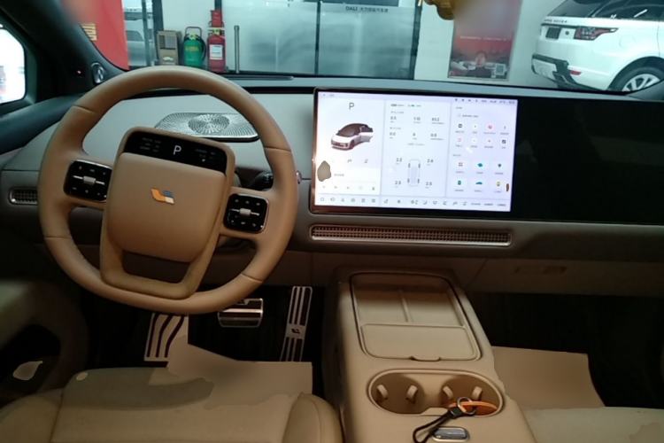 Used Li Auto i6 2025 Model Four-Wheel-Drive Standard Type Center Console