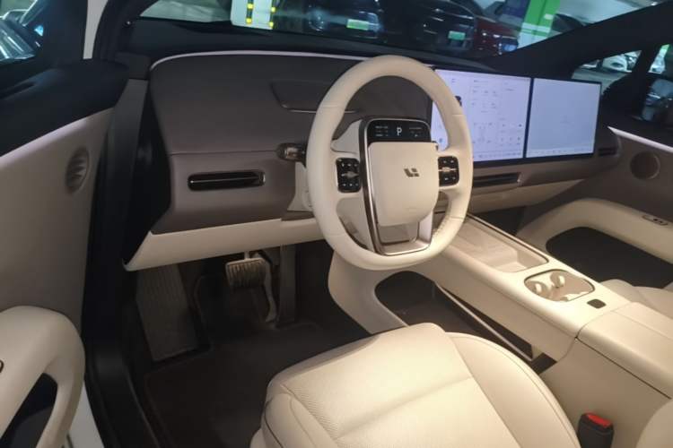 Used Li Auto i6 2025 Model Two-Wheel-Drive Standard Type Center Console