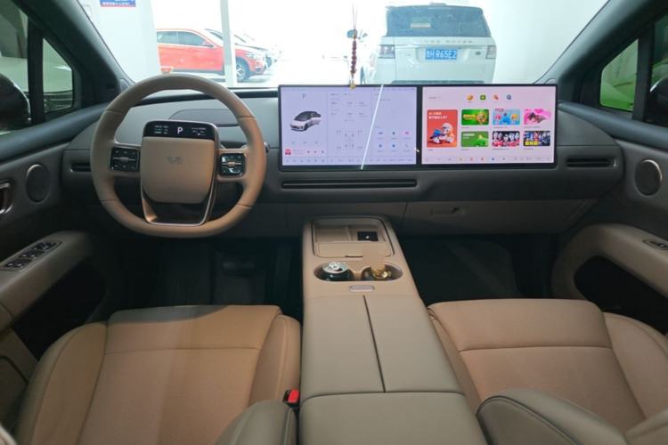 Used Li Auto i6 2025 Model Two-Wheel-Drive Standard Type Center Console