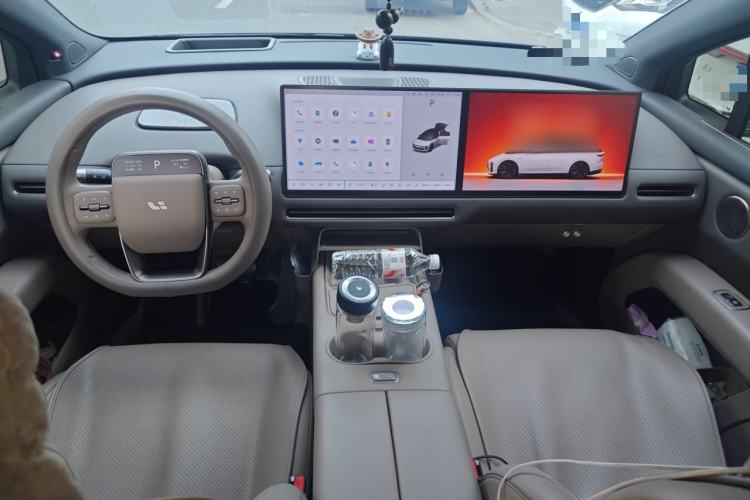 Used Li Auto i6 2025 Model Two-Wheel-Drive Standard Type Center Console
