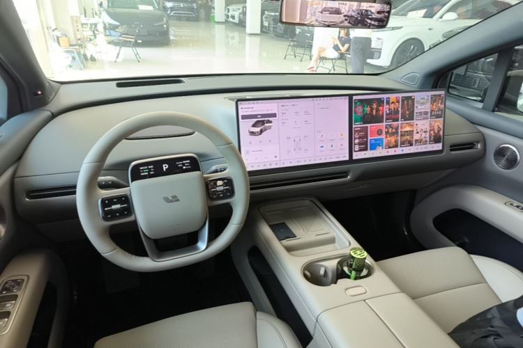 Used Li Auto i6 2025 Model Four-Wheel-Drive Standard Type Center Console