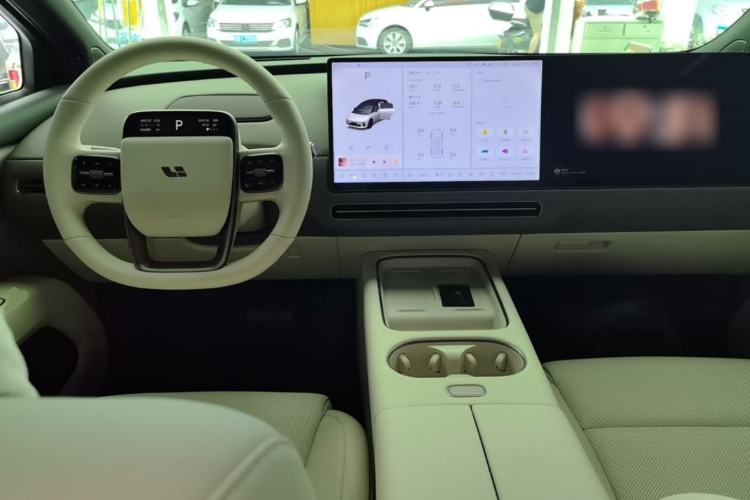 Used Li Auto i6 2025 Model Two-Wheel-Drive Standard Type Center Console