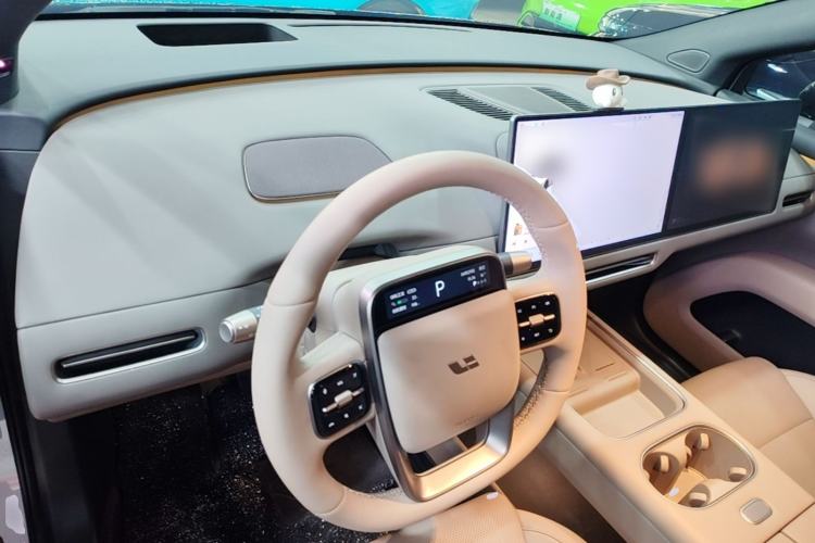 Used Li Auto i6 2025 Model Two-Wheel-Drive Standard Type Center Console