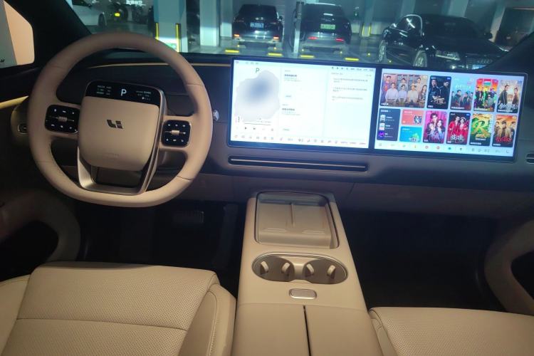 Used Li Auto i6 2025 Model Four-Wheel-Drive Standard Type Center Console