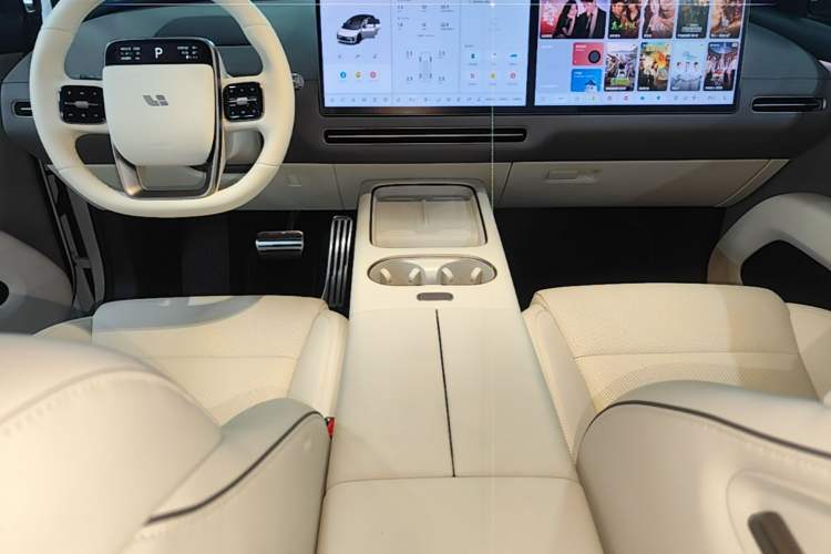 Used Li Auto i6 2025 Model Two-Wheel-Drive Standard Type Center Console
