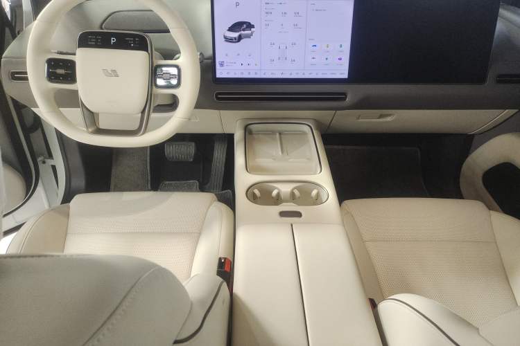 Used Li Auto i6 2025 Model Two-Wheel-Drive Standard Type Center Console