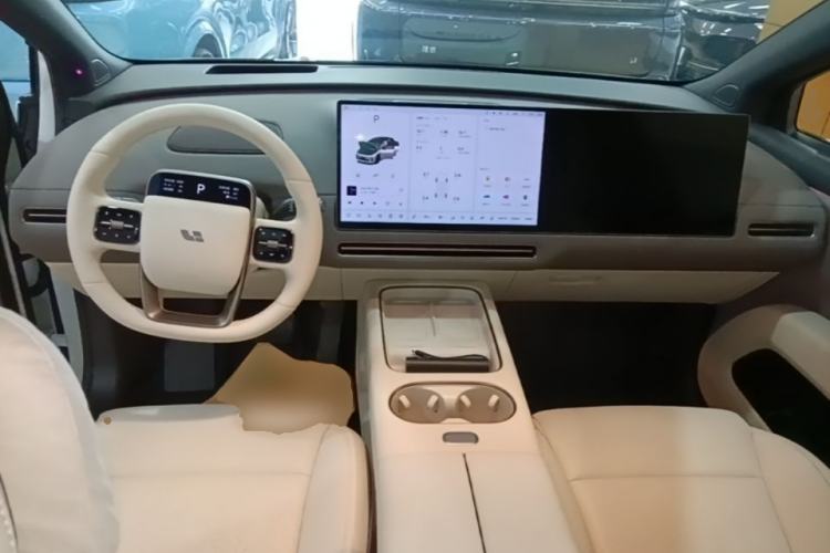 Used Li Auto i6 2025 Model Two-Wheel-Drive Standard Type Center Console