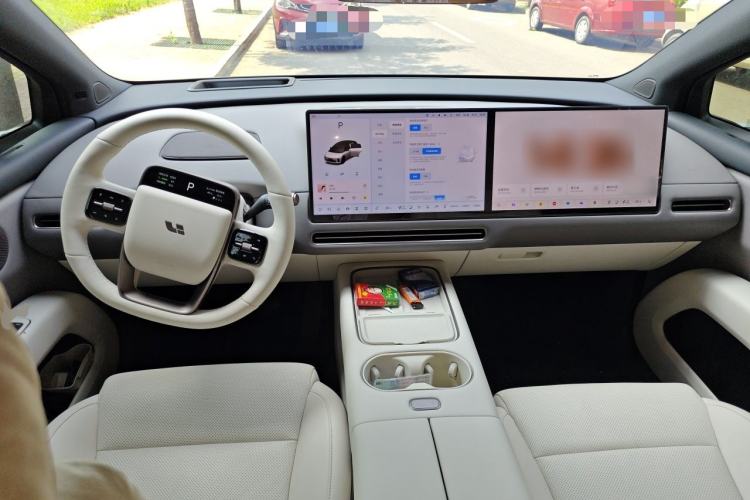 Used Li Auto i6 2025 Model Two-Wheel-Drive Standard Type Center Console