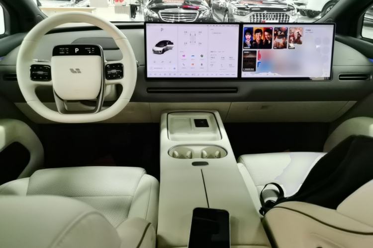 Used Li Auto i6 2025 Model Four-Wheel-Drive Standard Type Center Console