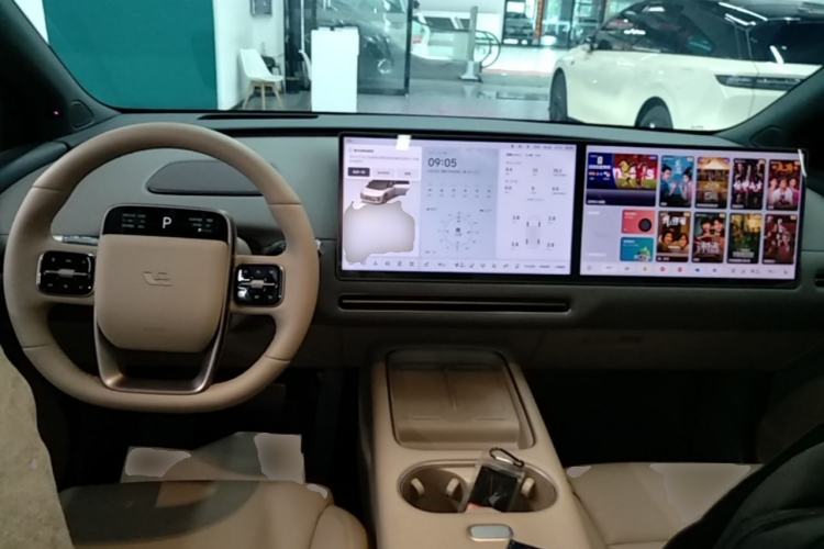 Used Li Auto i6 2025 Model Four-Wheel-Drive Standard Type Center Console