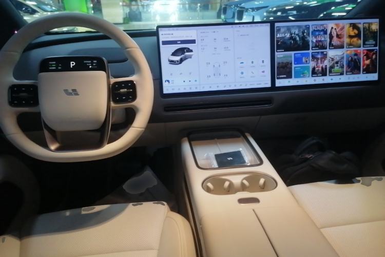 Used Li Auto i6 2025 Model Four-Wheel-Drive Standard Type Center Console