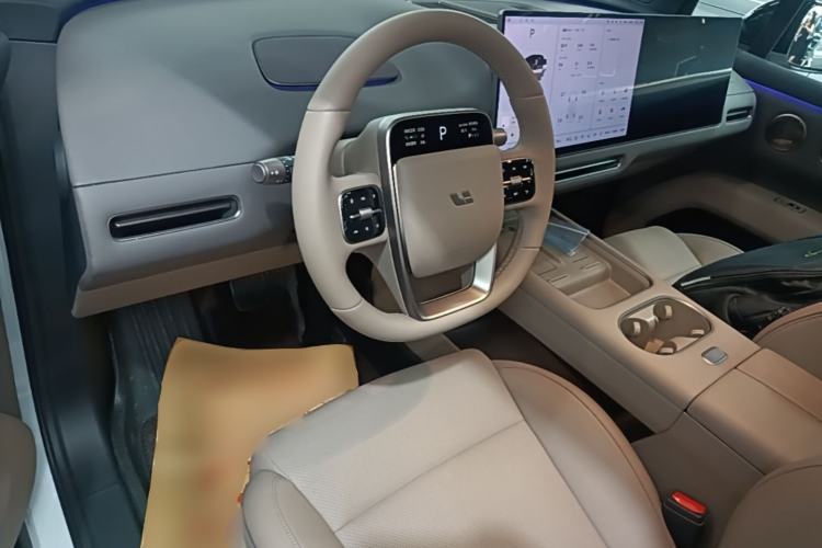 Used Li Auto i6 2025 Model Two-Wheel-Drive Standard Type Center Console