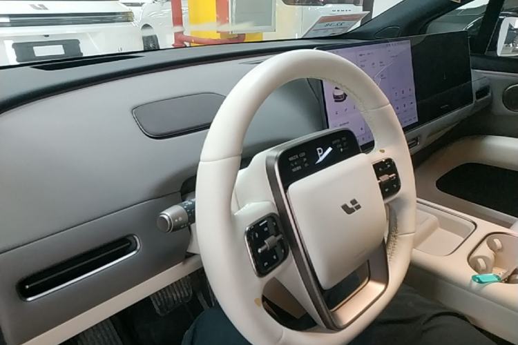 Used Li Auto i6 2025 Model Two-Wheel-Drive Standard Type Center Console