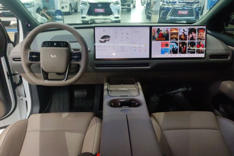 Used Li Auto i6 2025 Model Two-Wheel-Drive Standard Type Center Console