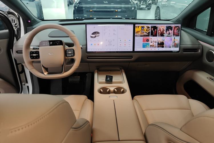 Used Li Auto i6 2025 Model Two-Wheel-Drive Standard Type Center Console