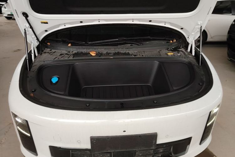 Used Li Auto i6 2025 Model Four-Wheel-Drive Standard Type Engine Bay
