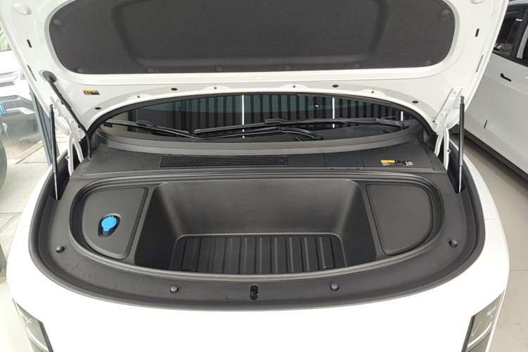 Used Li Auto i6 2025 Model Two-Wheel-Drive Standard Type Engine Bay
