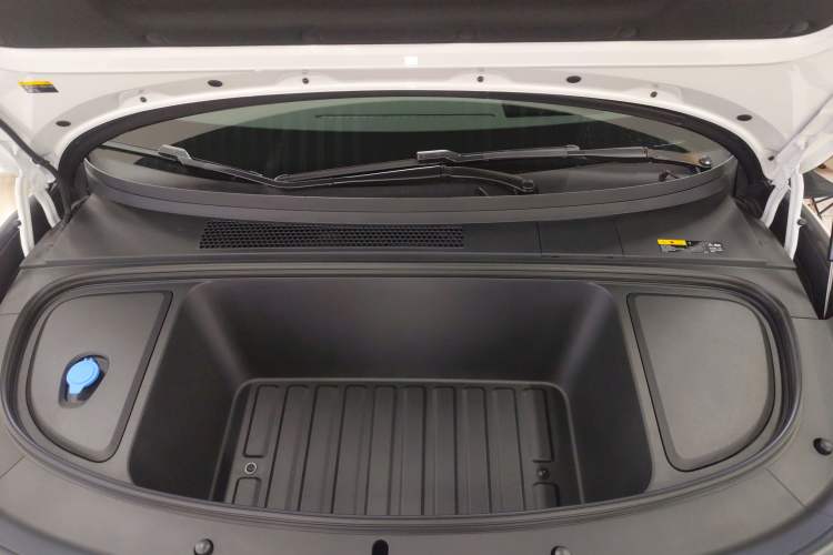 Used Li Auto i6 2025 Model Two-Wheel-Drive Standard Type Engine Bay