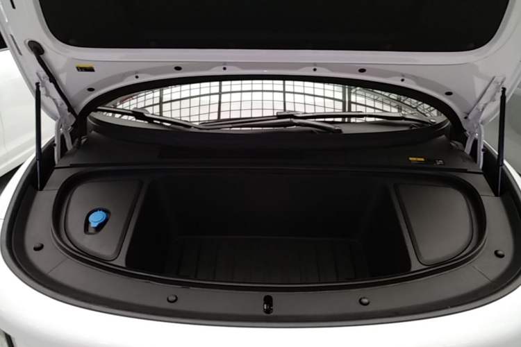 Used Li Auto i6 2025 Model Four-Wheel-Drive Standard Type Engine Bay