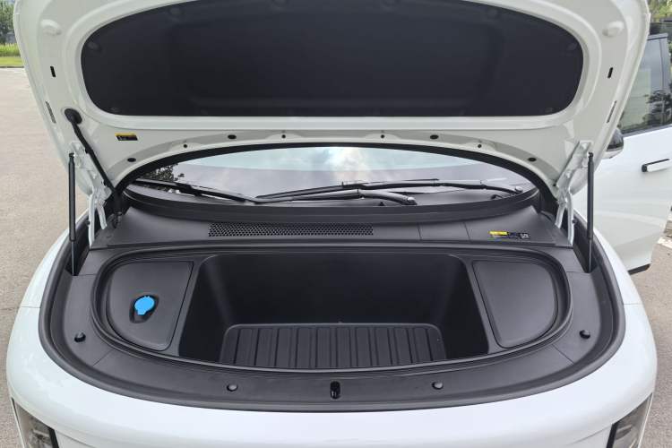 Used Li Auto i6 2025 Model Four-Wheel-Drive Standard Type Engine Bay