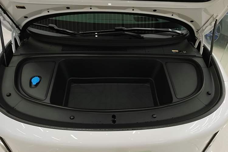 Used Li Auto i6 2025 Model Four-Wheel-Drive Standard Type Engine Bay