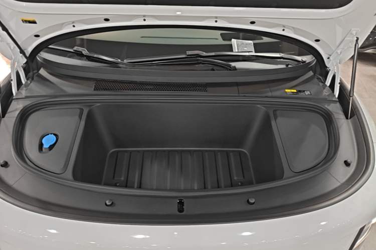 Used Li Auto i6 2025 Model Four-Wheel-Drive Standard Type Engine Bay