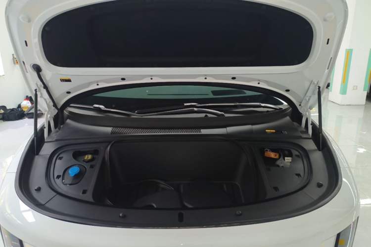 Used Li Auto i6 2025 Model Two-Wheel-Drive Standard Type Engine Bay
