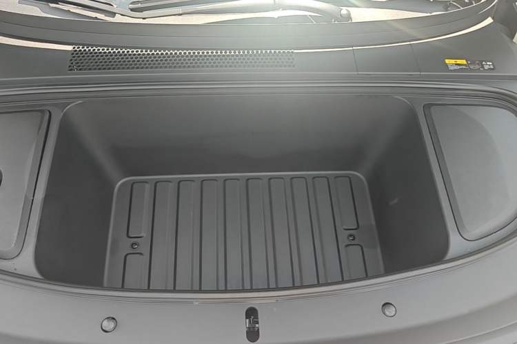 Used Li Auto i6 2025 Model Two-Wheel-Drive Standard Type Engine Bay