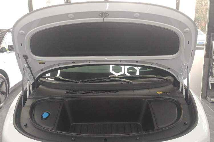 Used Li Auto i6 2025 Model Two-Wheel-Drive Standard Type Engine Bay