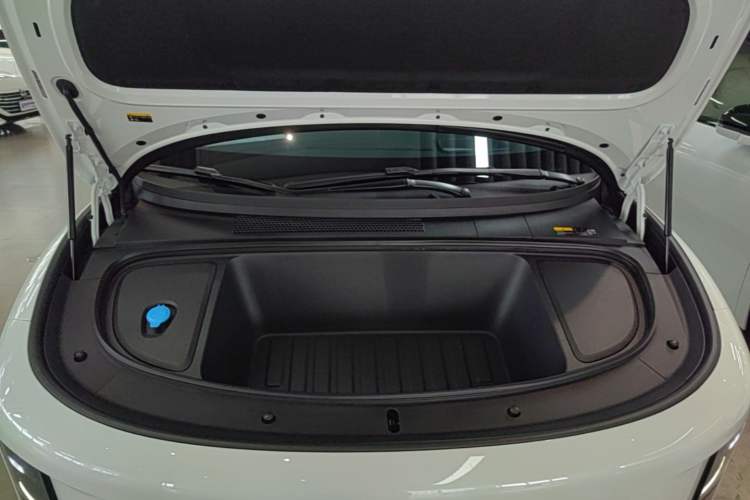 Used Li Auto i6 2025 Model Four-Wheel-Drive Standard Type Engine Bay